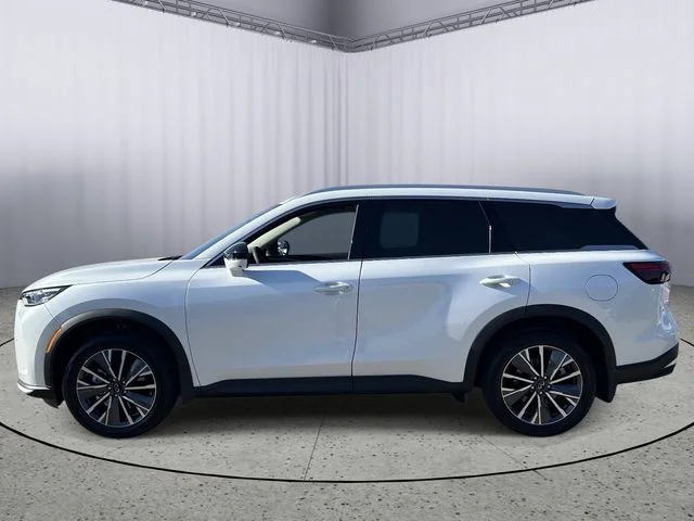 New 2027 RADIANT WHITE INFINITI Luxe FWD image 3