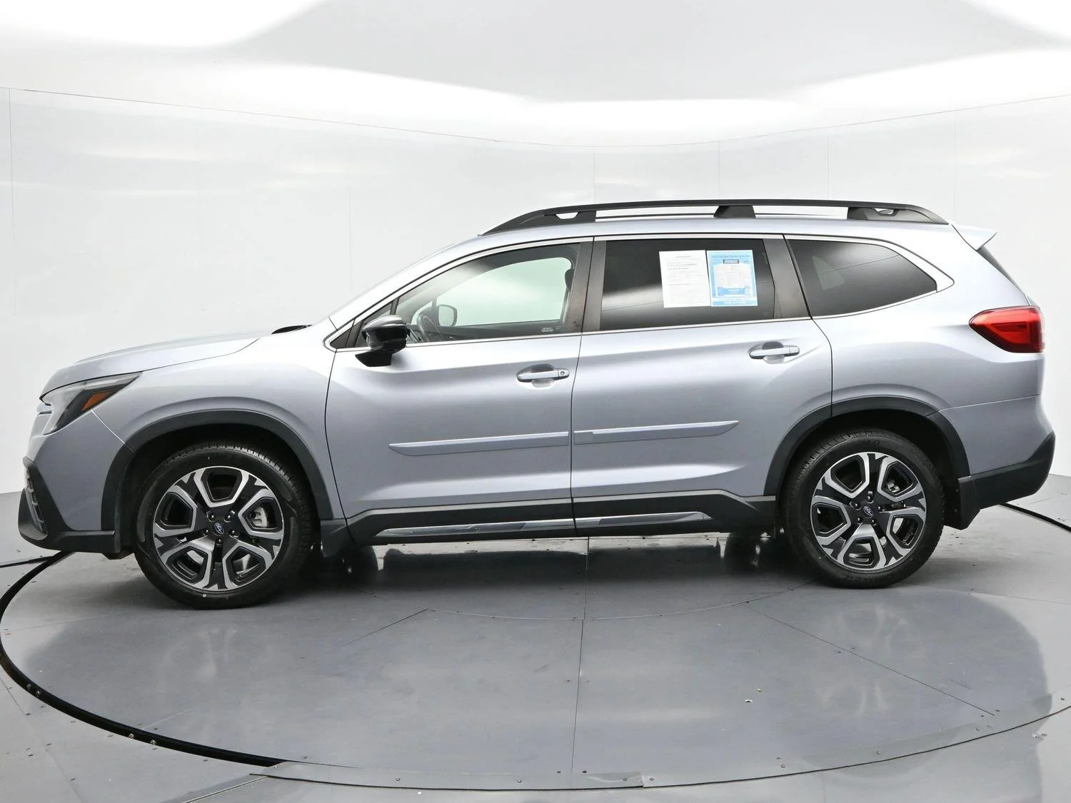 Used 2024 Ice Silver Metallic Subaru Limited image 4