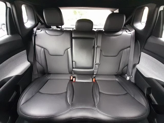 Used 2024 White Jeep Latitude image 39