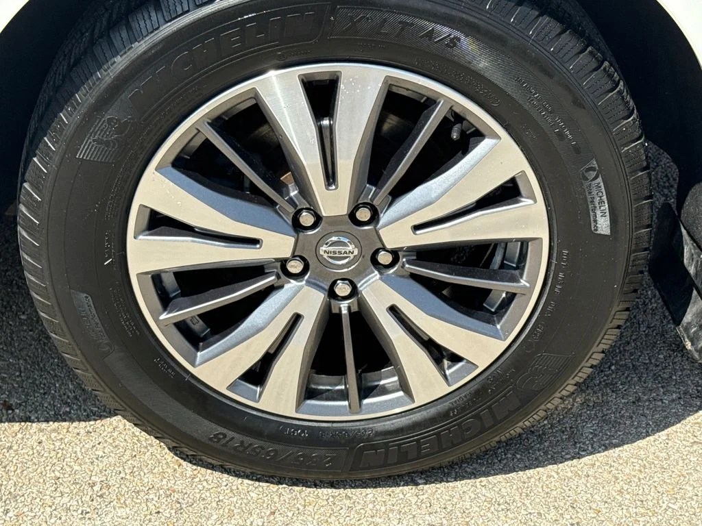 Used 2020 Glacier White Nissan S image 9