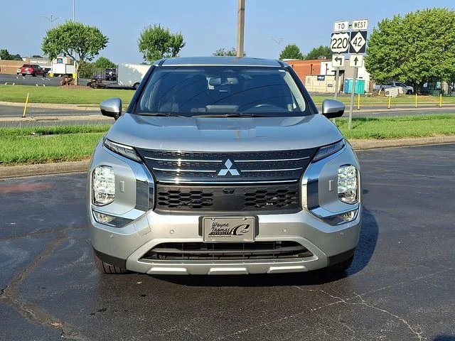 Used 2022  Mitsubishi  image 2