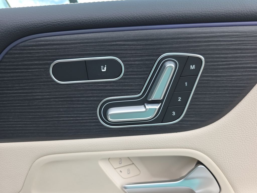 New 2026 White Mercedes-Benz GLB 250 image 18