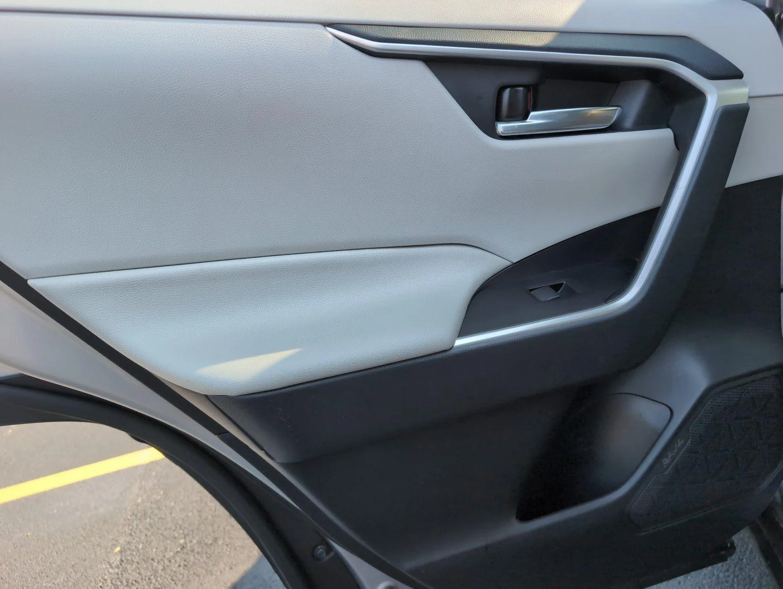 Used 2020 Silver Sky Metallic Toyota XLE image 37