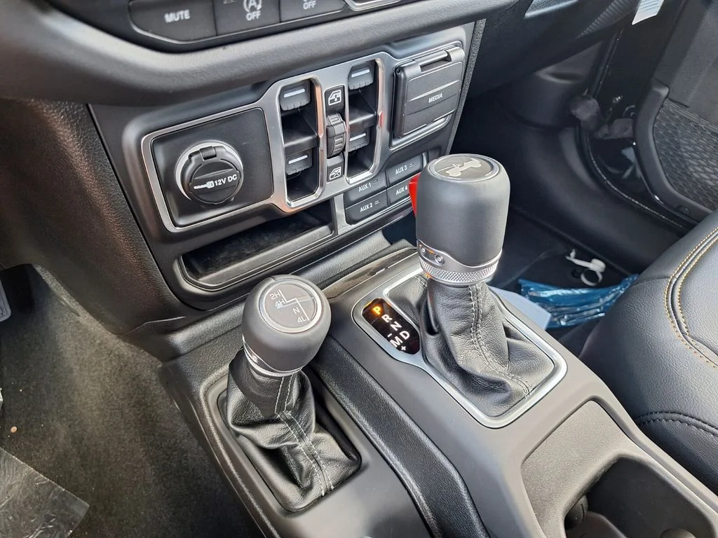 2025 Jeep Wrangler 4-Door Sahara - Photo 19