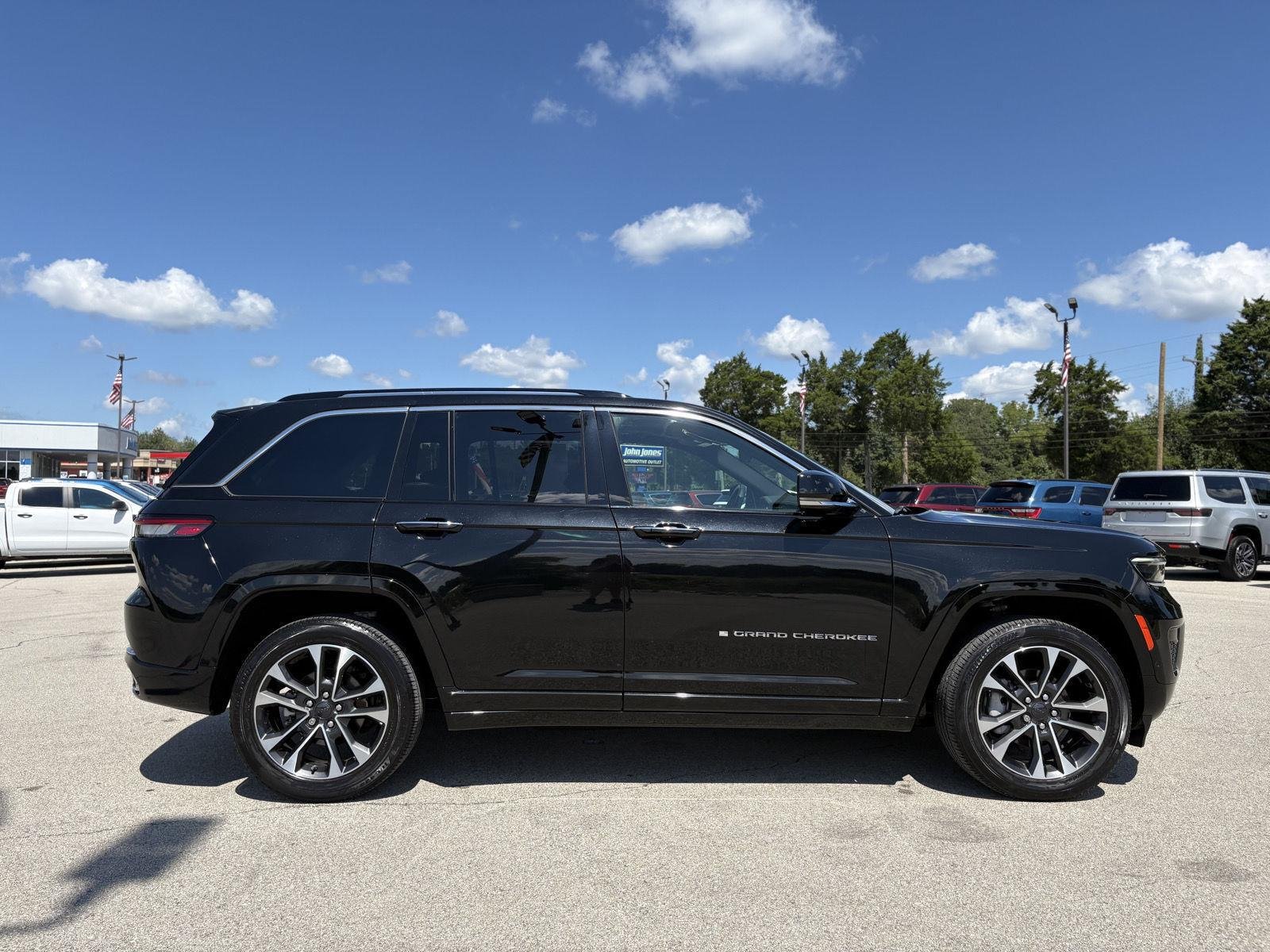 Used 2022 Diamond Black Crystal Pearlcoat Jeep Overland image 23