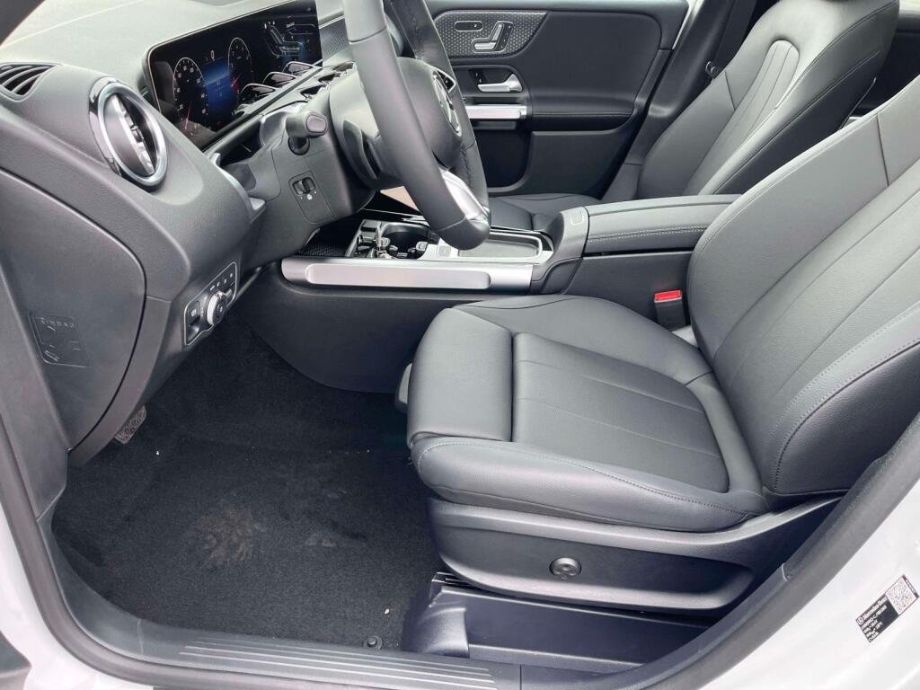 New 2026 Polar White Mercedes-Benz GLB 250 image 15