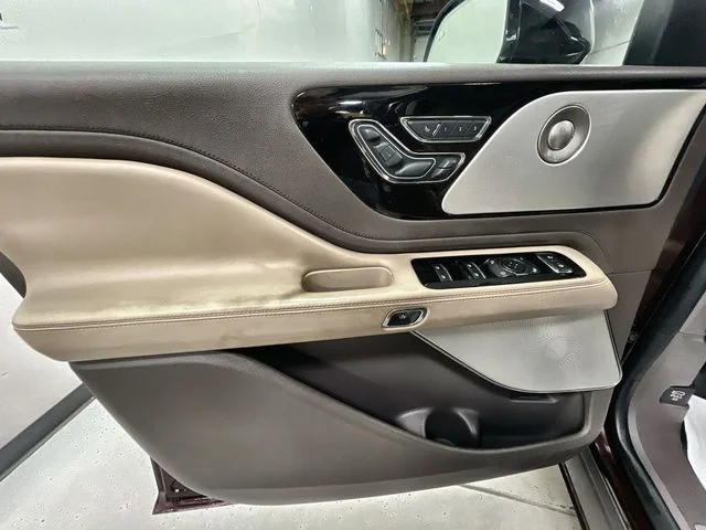 Used 2020 Red Lincoln Reserve image 23