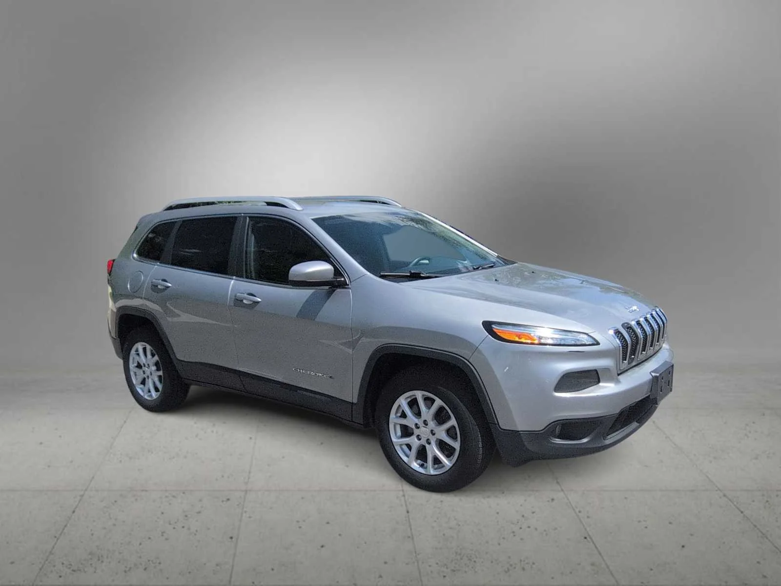 Used 2016 Billet Silver Metallic Clearcoat Jeep Latitude image 2