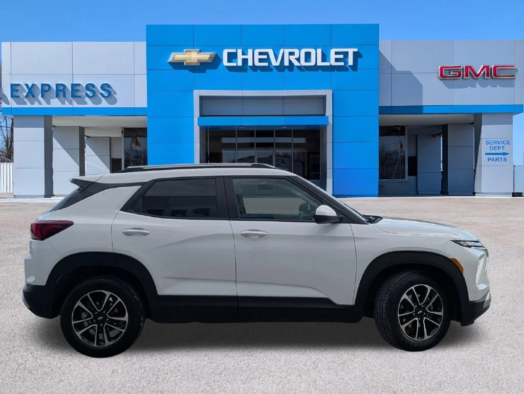 Used 2025 White Chevrolet LT image 2