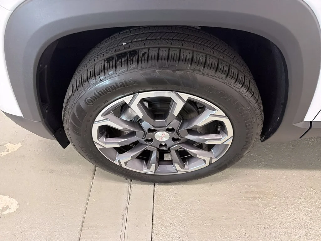 New 2027 Summit White GMC Elevation image 4