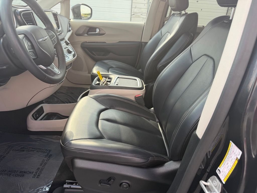 Used 2023 Black Chrysler Touring L image 25