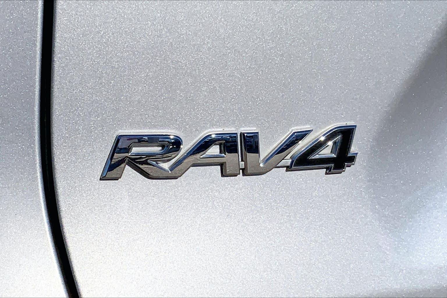 Used 2024 Silver Sky Metallic Toyota XLE Premium image 31