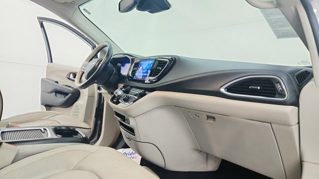 Used 2017 Silver Chrysler Limited image 22