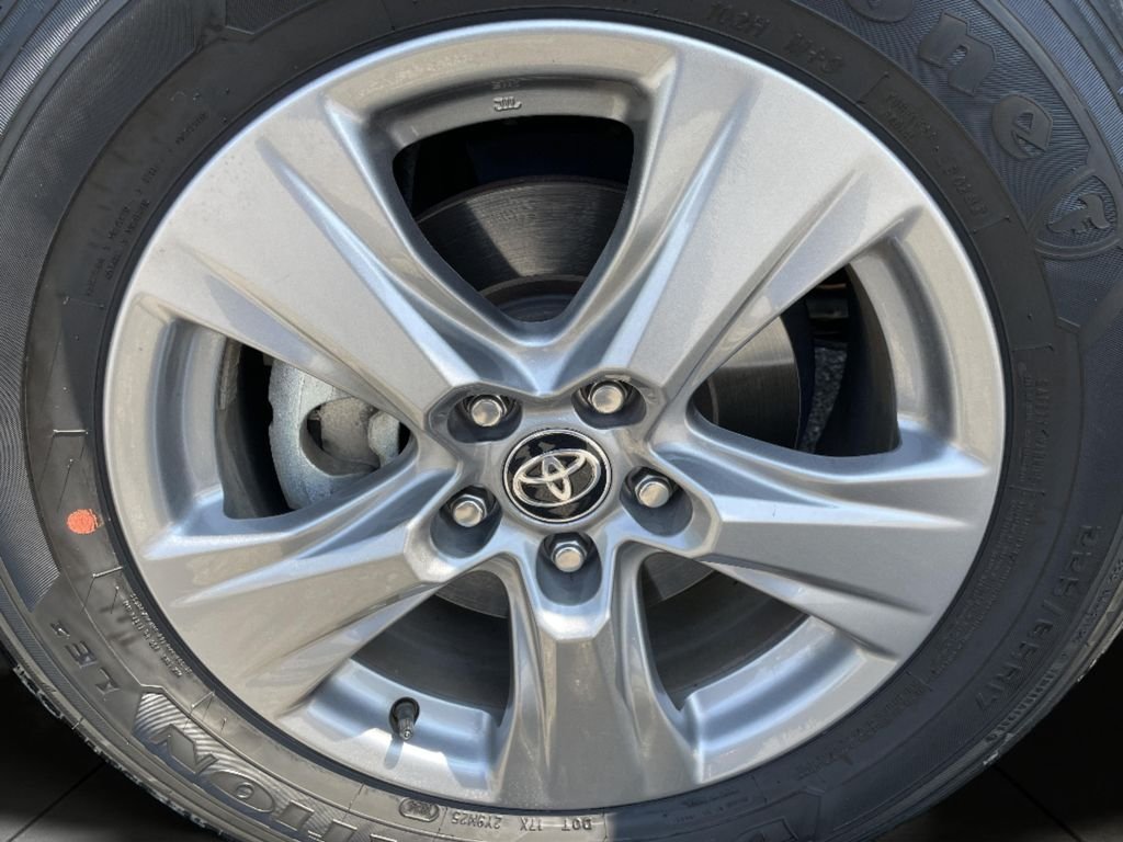 2024 Toyota RAV4 XLE - Photo 29