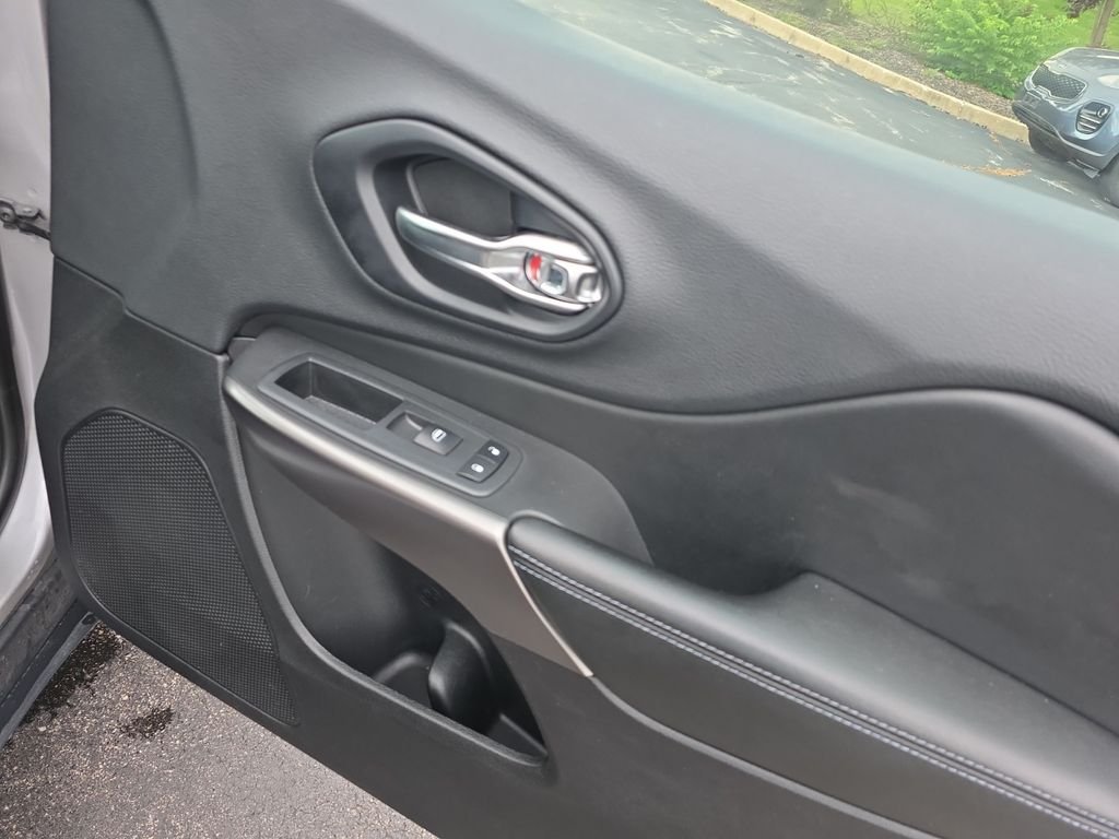 Used 2019 Billet Silver Metallic Jeep Latitude image 21