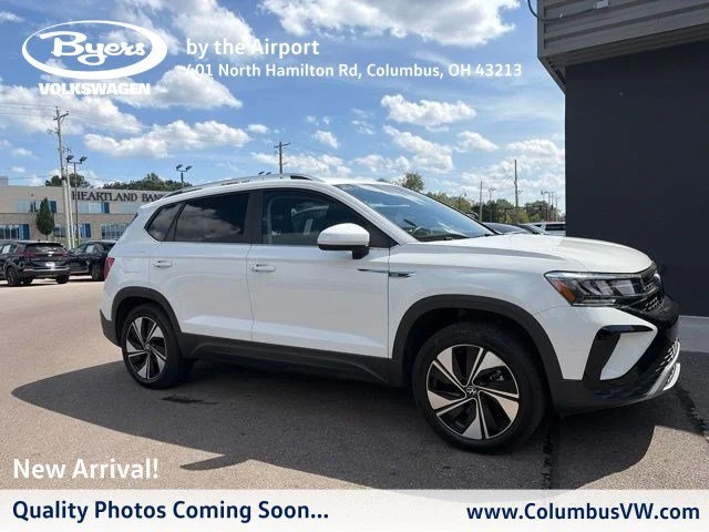 Used 2024 Pure White Volkswagen SE image 1