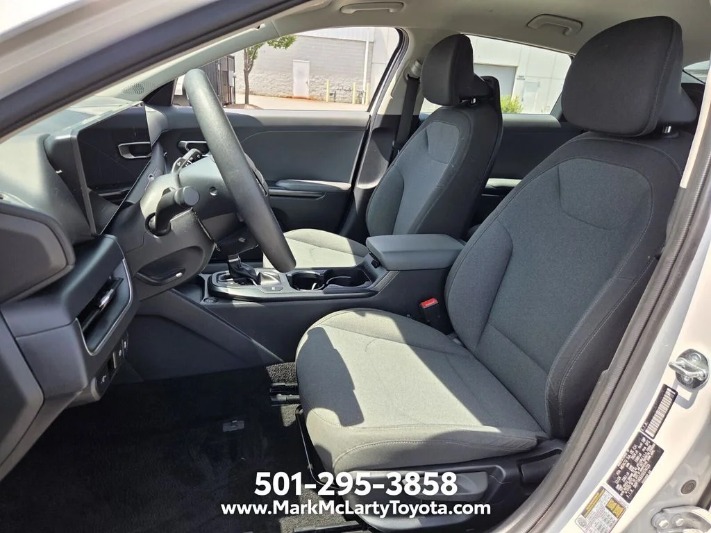Used 2025 White Kia LXS image 8