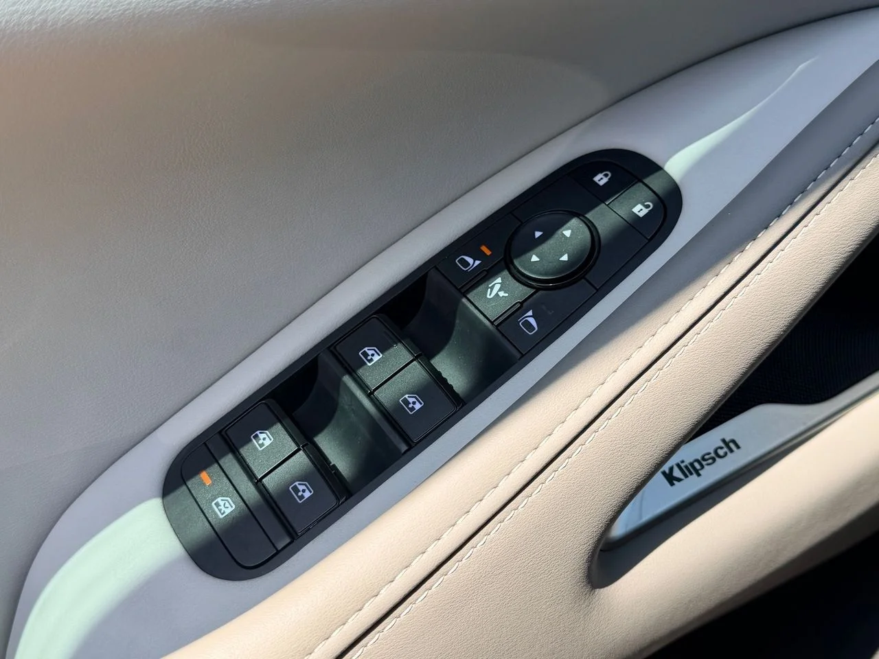 New 2027 RADIANT WHITE INFINITI Luxe FWD image 17