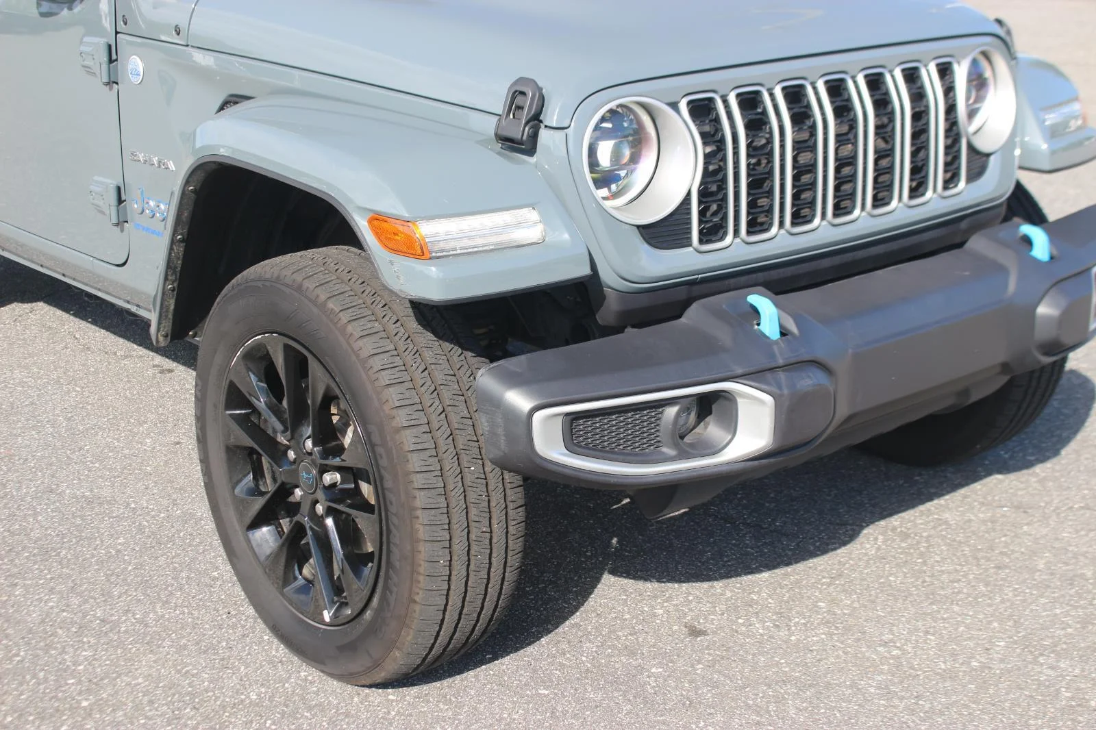 Used 2024 Grey Jeep Sahara image 9