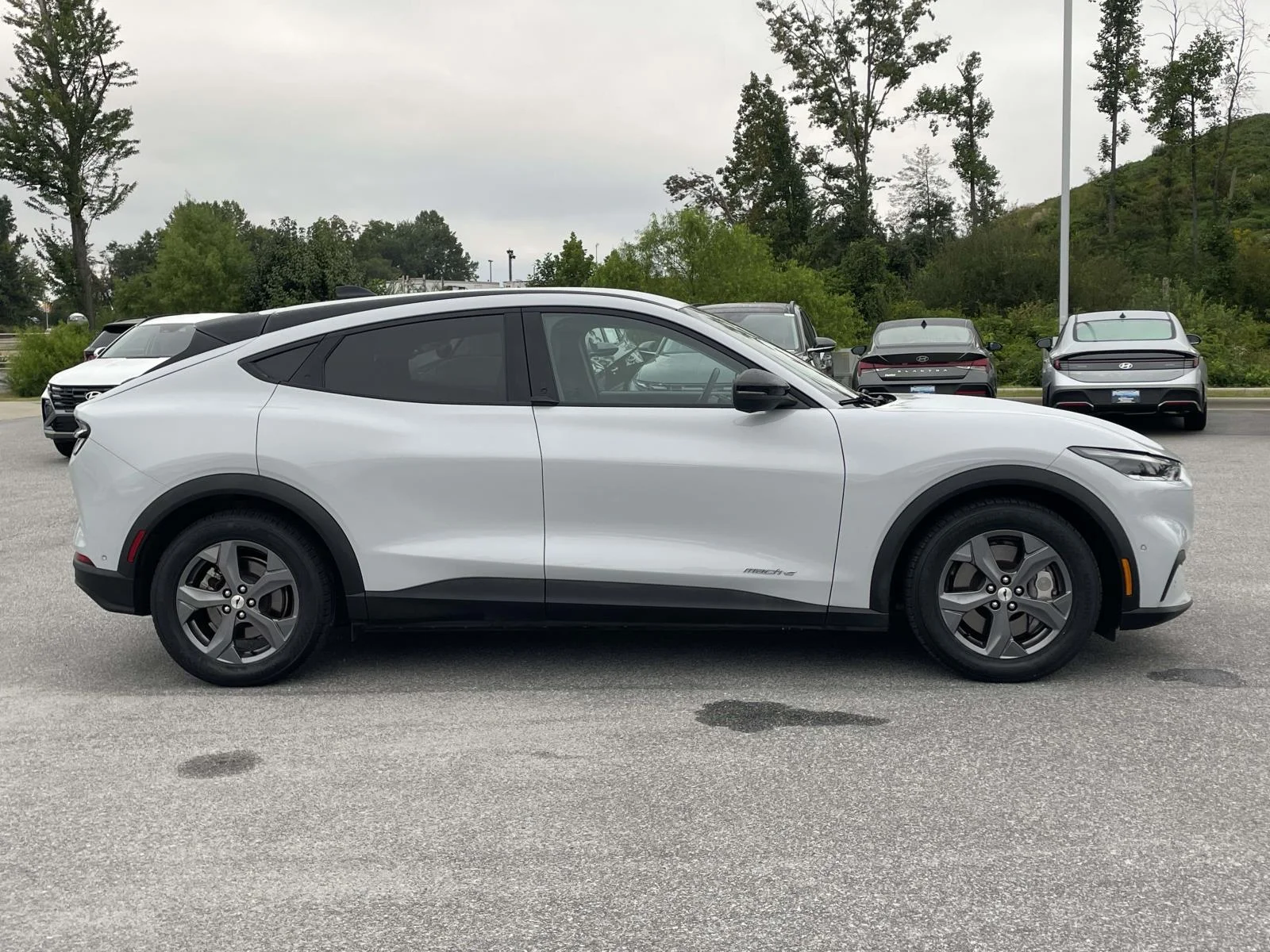 Used 2023 Space White Metallic Ford Select image 30