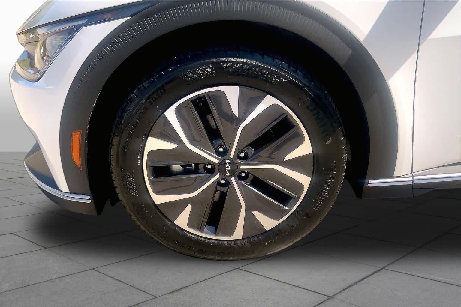 Certified Used 2024 Snow White Pearl Kia Light Long Range image 9