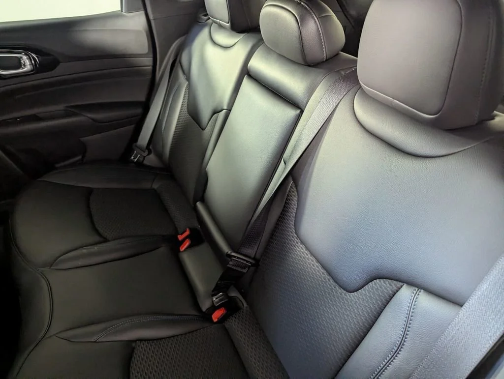 New 2026 Diamond Black Crystal Pearl-Coat Exterior Paint Jeep Latitude Altitude image 16