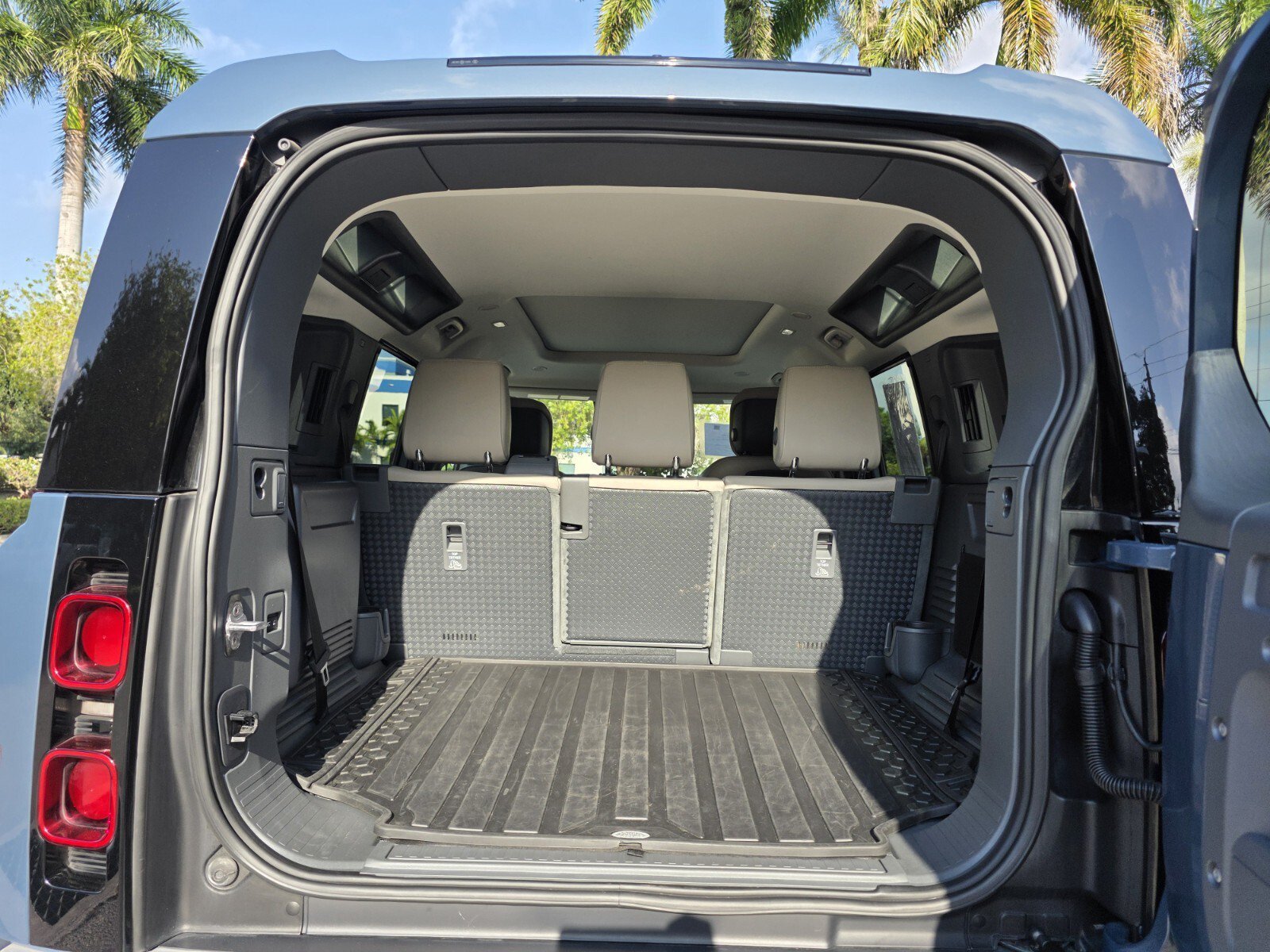 Used 2020 Tasman Blue Metallic Land Rover 110 P400 HSE image 17