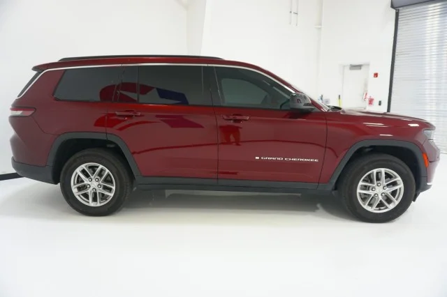 Used 2025 VELVET RED PRLC Jeep Laredo image 4