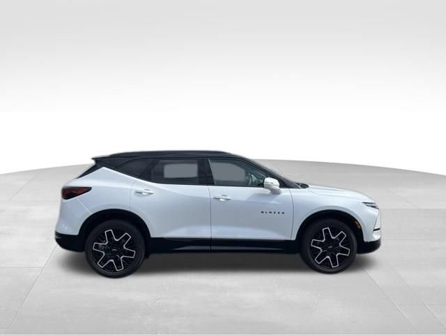 Used 2023 Iridescent Pearl Tricoat Chevrolet RS image 6