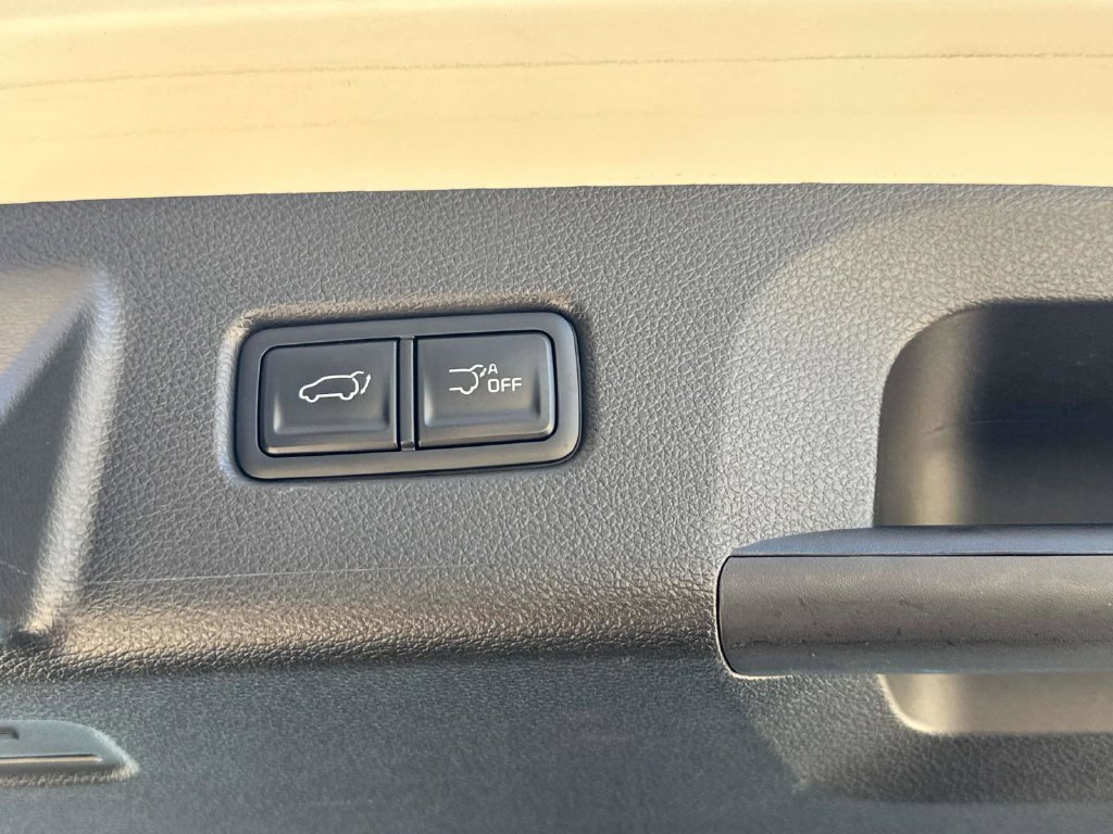 Used 2025 White Kia S image 19