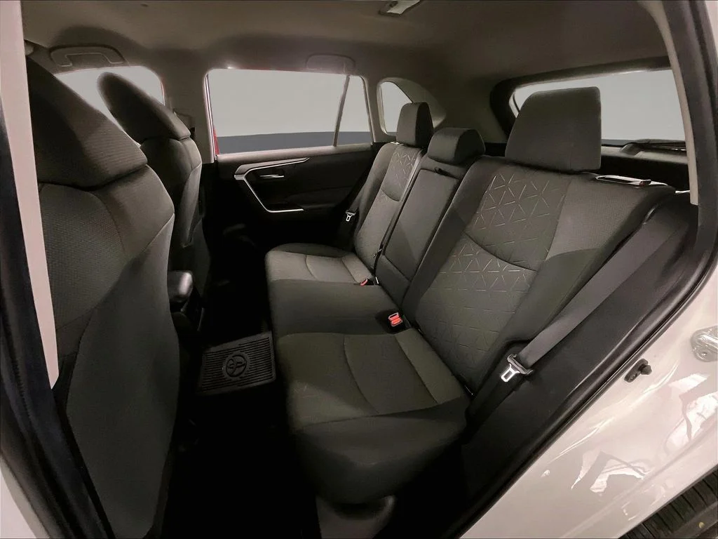 Used 2020 White Toyota XLE image 30