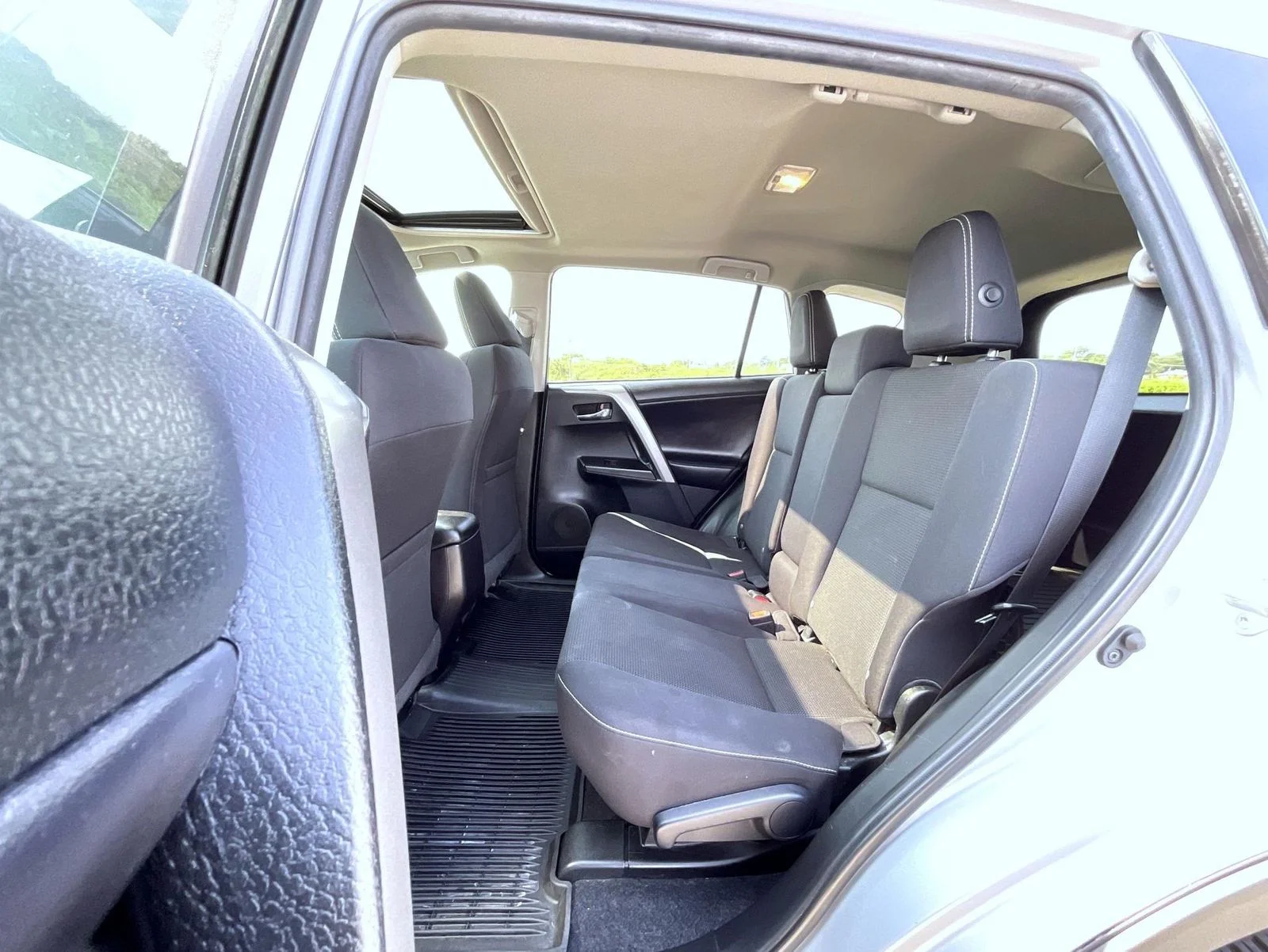 Used 2018 Silver Toyota XLE image 19