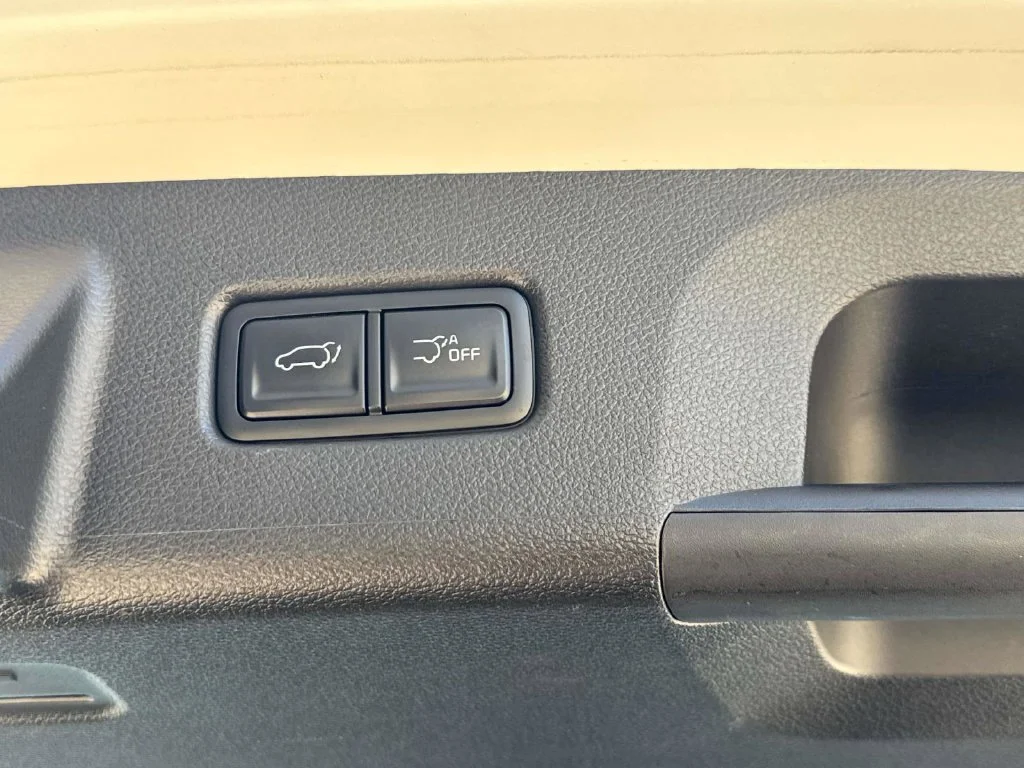 Used 2025 White Kia S image 19