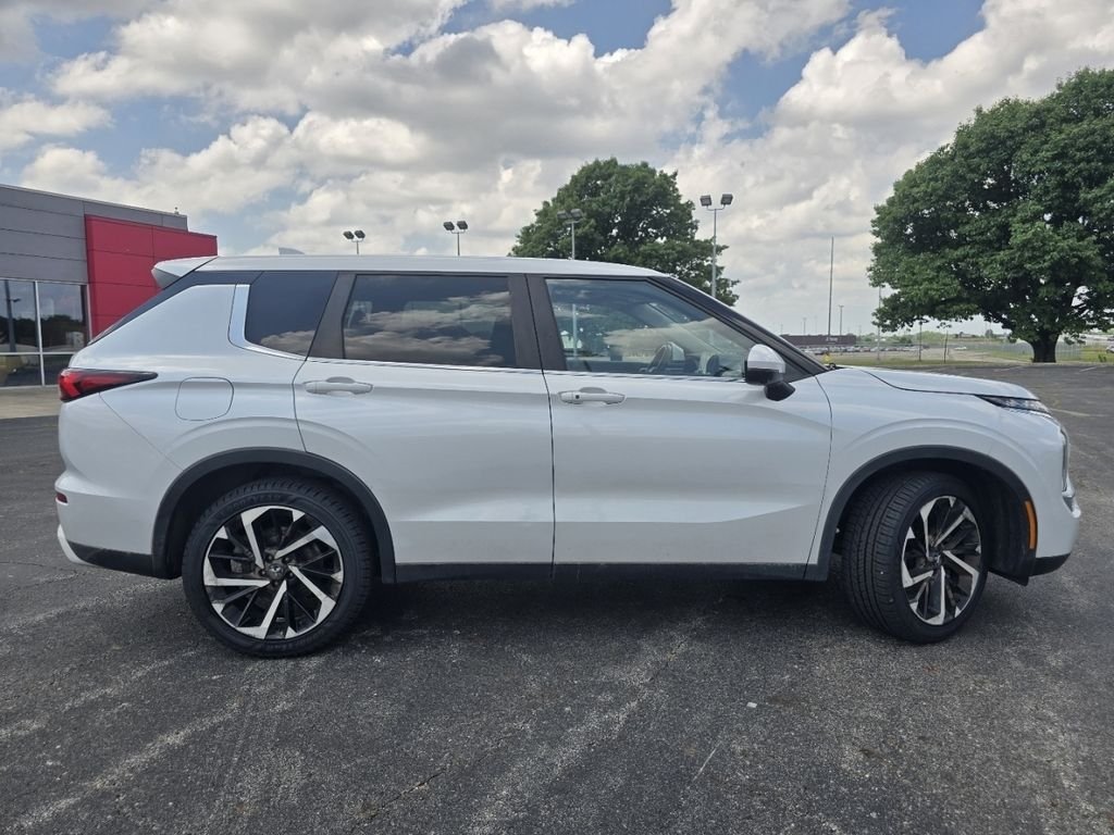 Used 2022 White Mitsubishi SE image 16