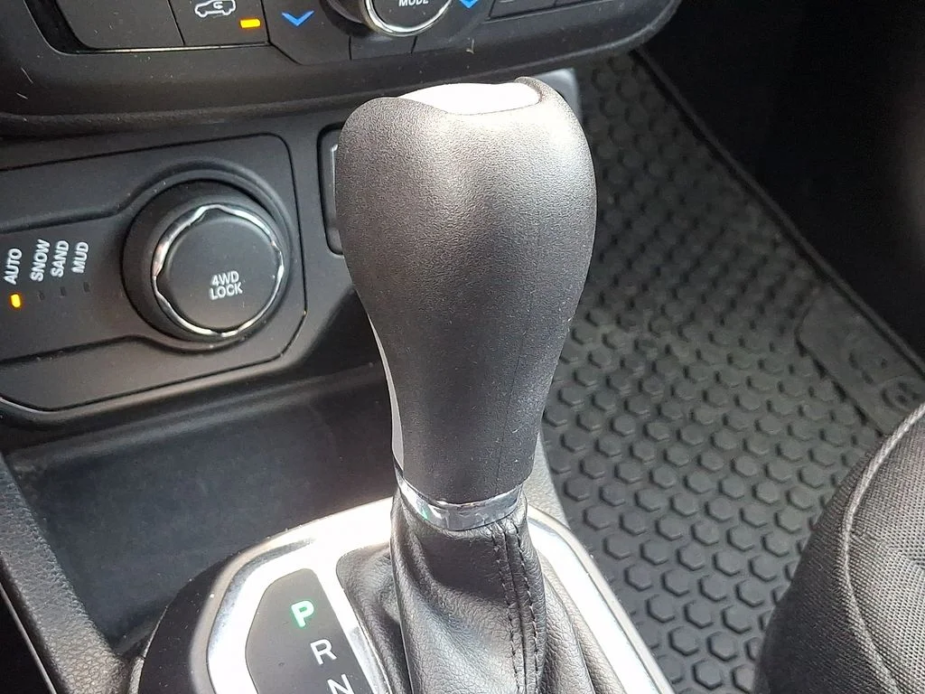Used 2018 White Jeep Latitude image 14