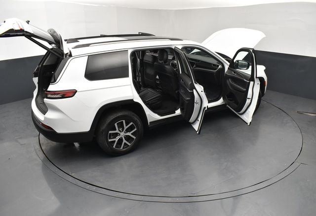 Used 2023 White/off-white Jeep Limited image 30