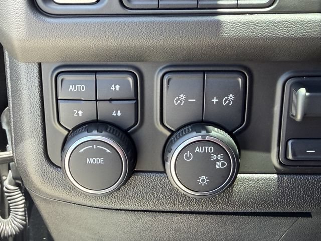 Used 2023 Black Chevrolet Z71 image 28