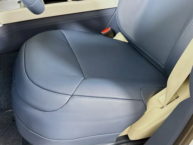 New 2026 Ostuni Pearl Wht Prem Met Land Rover SV image 22