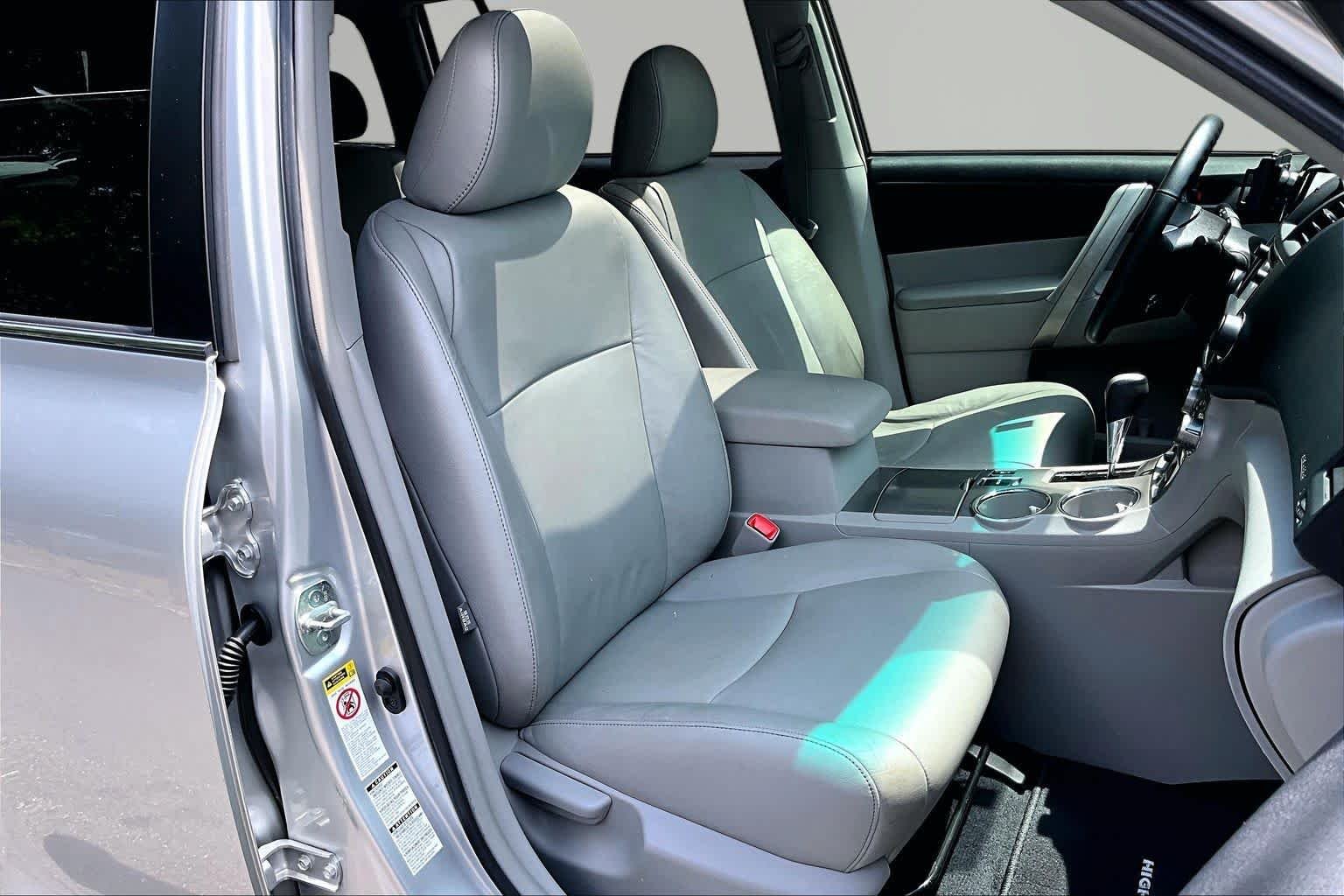 Used 2013 Classic Silver Metallic Toyota SE image 9