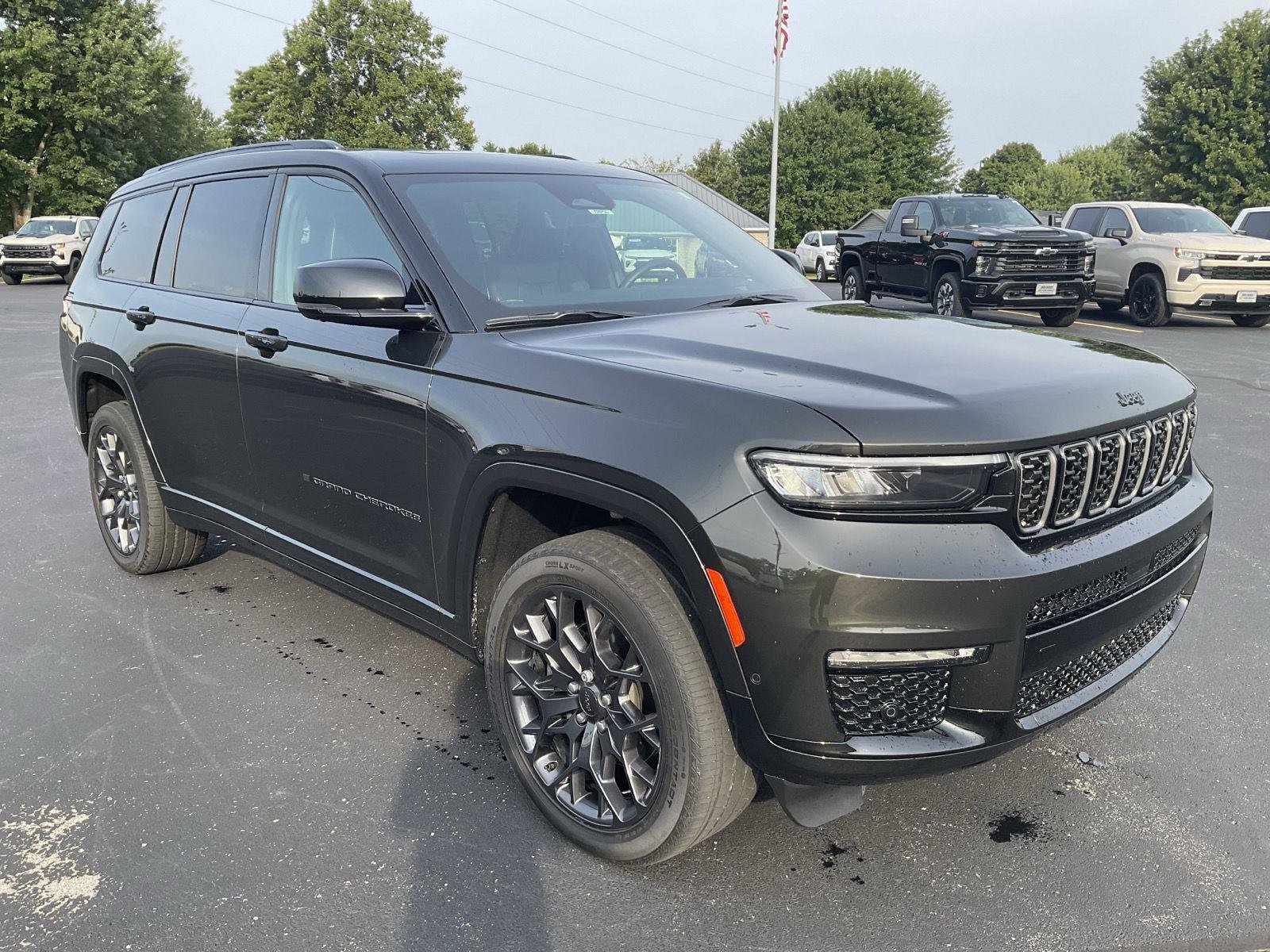 Used 2025  Jeep Summit Reserve image 3
