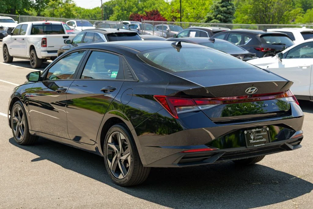 Used 2023 Onyx Black Hyundai SEL image 5