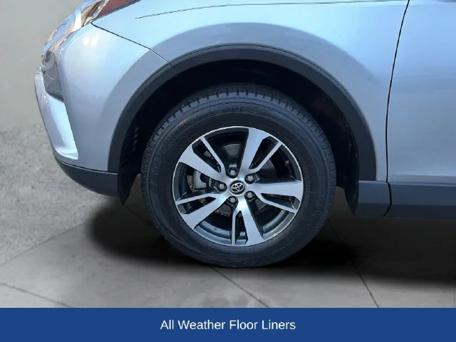 Used 2018 Silver Toyota XLE image 27