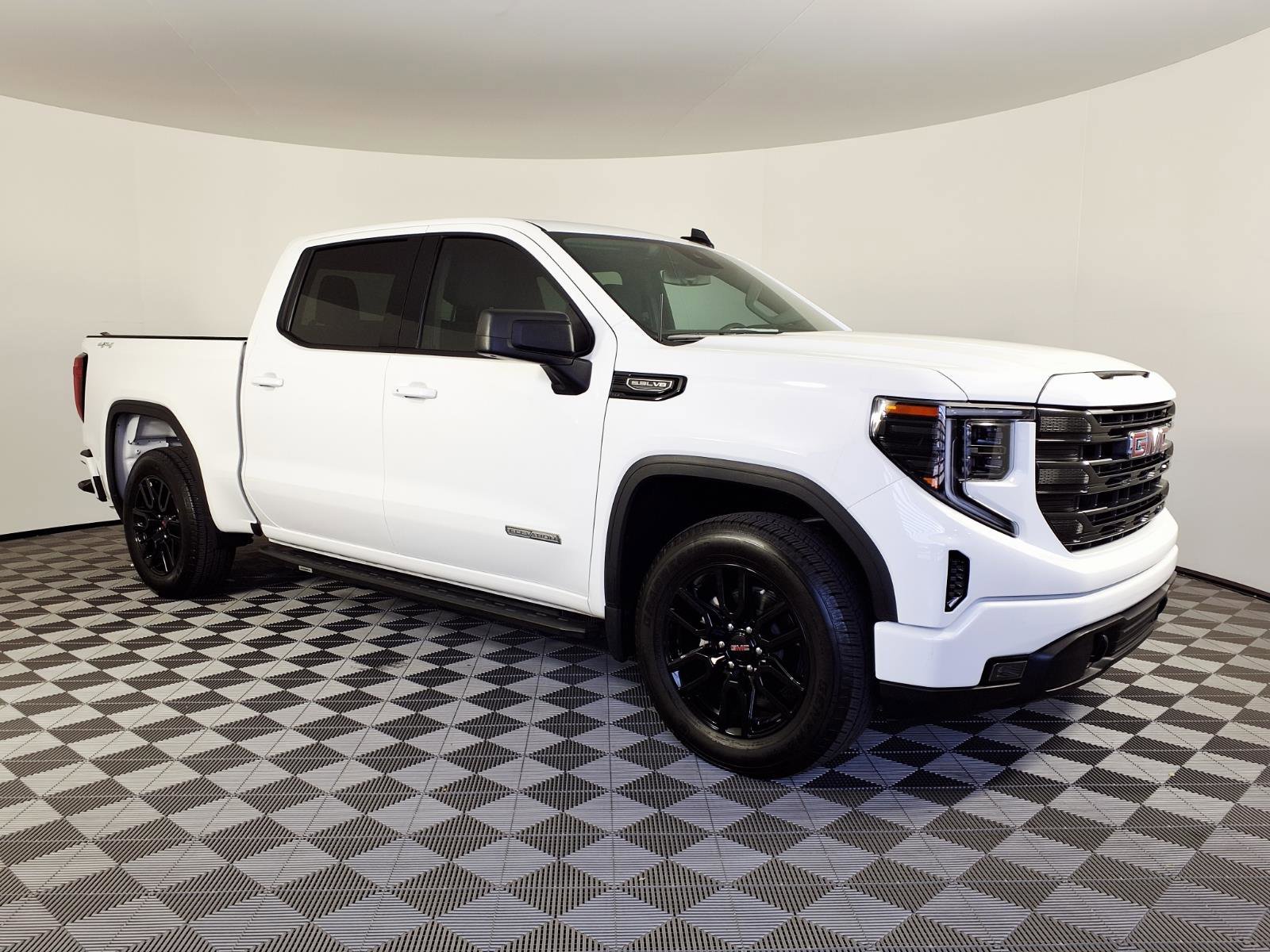 Used 2025 Summit White GMC Elevation image 3