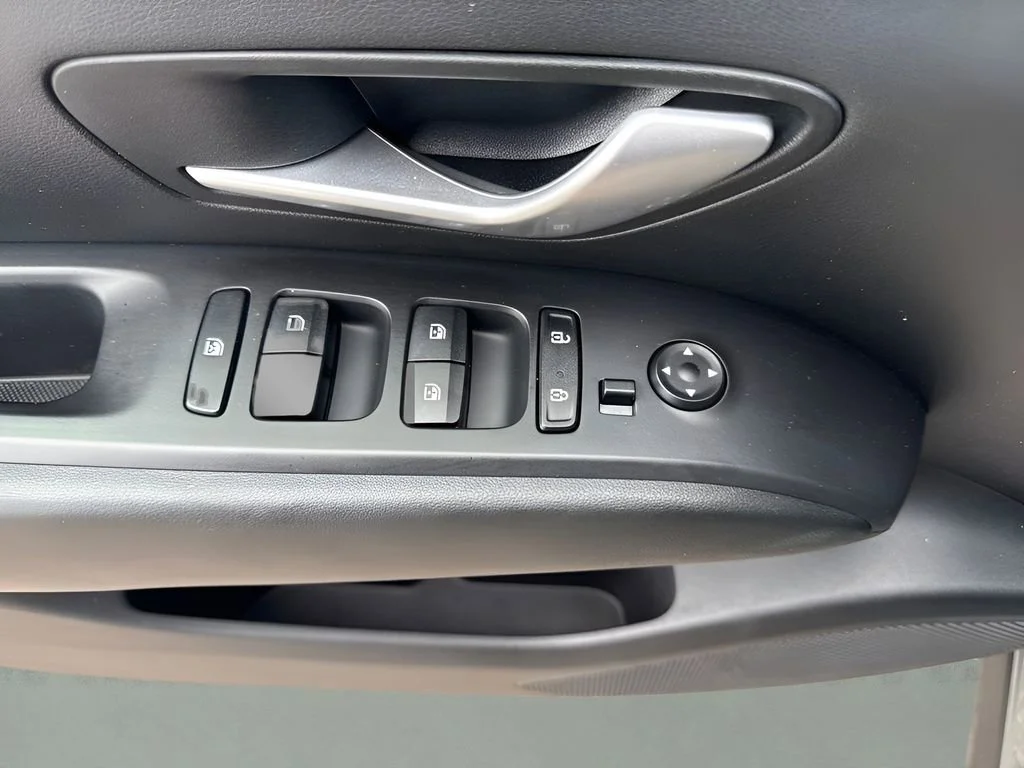Used 2023  Hyundai SEL Premium image 27