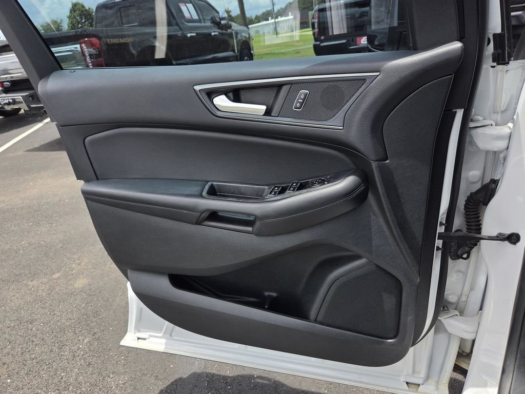 Used 2023 Oxford White Ford SE image 21