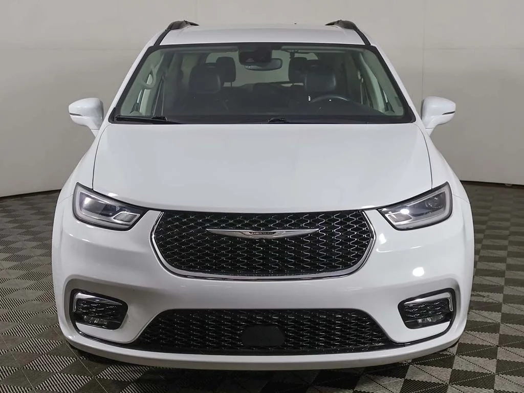 Used 2022 Bright White Clearcoat Chrysler Touring L image 11