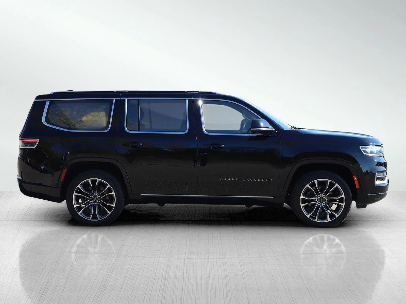 Used 2022 Diamond Black Crystal Pearlcoat Jeep Series III image 7