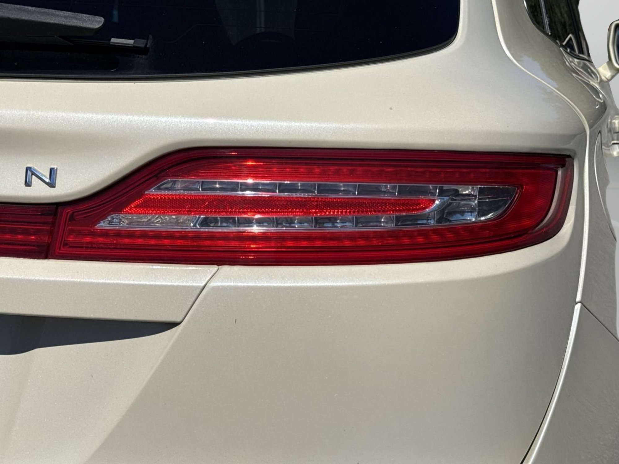 Used 2018 Ivory Pearl Lincoln Reserve image 7