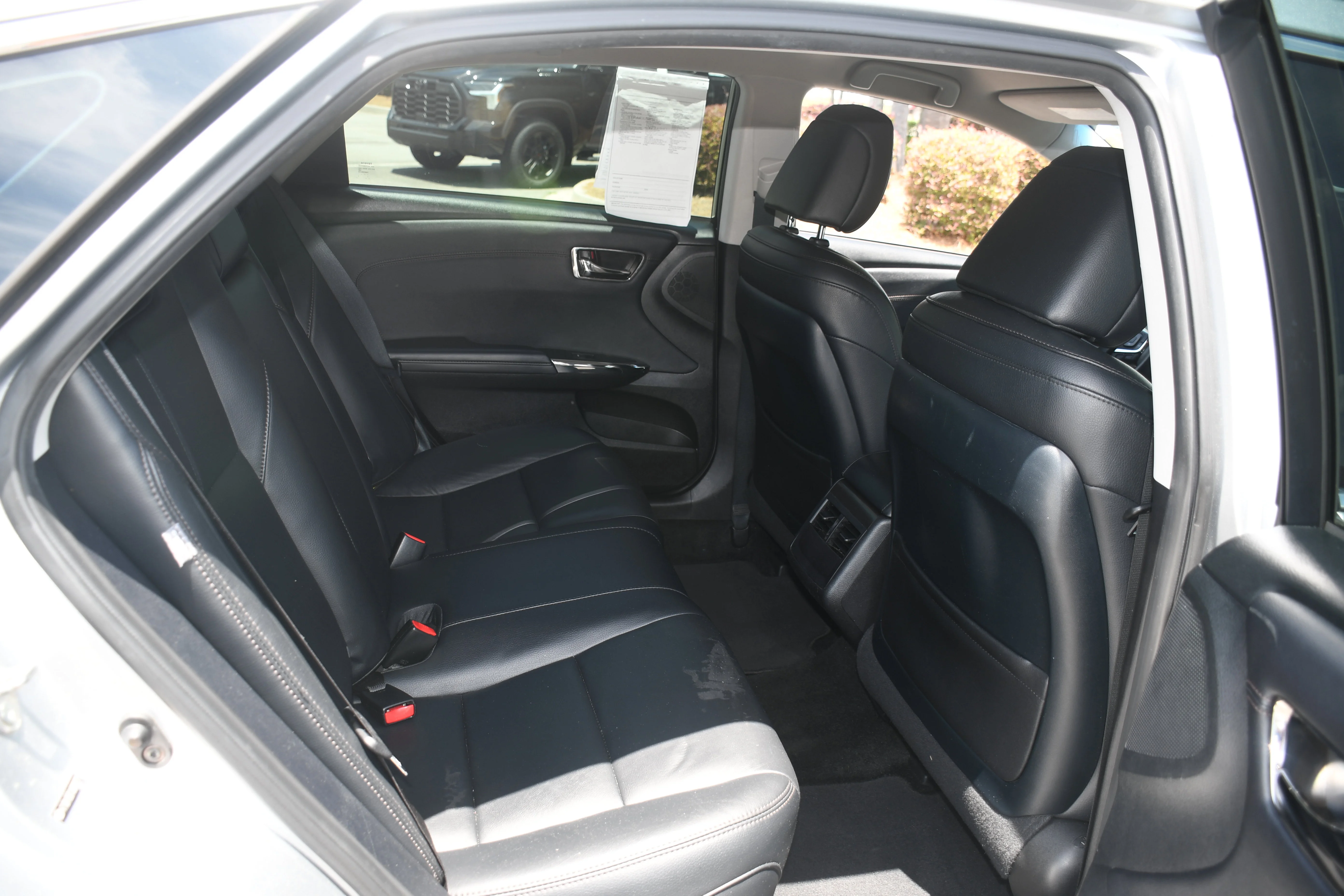 Used 2018 Silver Toyota XLE image 18