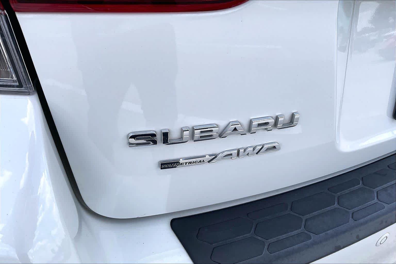 Used 2021 Crystal White Pearl Subaru Limited image 10